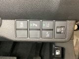 ハンドルの右側にはヘットライトリベライザーとHondaセンシング用のメインスイッチがついています。ヘッドライトリベライザーは道路状況や積荷の加重に応じてライトの高さを調節できます。