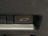 【パワーバックドア】スマートキーや運転席のボタンを押すだけでリアゲートが自動で開閉します!荷物を持っている時や、高い位置にあるバックドアを閉める際に便利な機能です♪