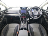 ■視界良好で運転しやすいコックピットです。シンプルで操作性の良いインパネ回りにデザインされ、SUBARUは安全性能に徹底的にまでこだわった視界設計を行っています。