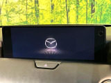 【12.3インチマツダコネクト】車内の雰囲気にマッチした大型ディスプレイ。スマホ接続でのナビ使用やBluetooth再生等、様々な機能が楽しめます。直感的なダイヤル操作が可能で、使い勝手も良好です。