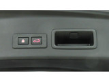 ”ボタンを押せば、リヤゲートが開閉するスイッチです。両手が荷物でふさがっていても、スイッチを押せば自動で動きます。”