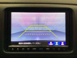 バックでの車庫入れも安心です! リアカメラが付いているバックモニター付のナビを装備しております。操作線もついており距離感も画面から確認できます。