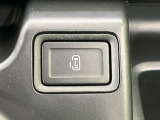 【パワースライドドア】スマートキーや運転席のスイッチでスライドドアの開閉が可能♪電動だから力を入れてドアを開ける必要が無く、小さいお子様でも、重い荷物を持っている時もラクに開け閉めできます♪