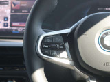 ドライバーが任意で設定した速度をベースに、先行車との車間距離を維持しながら自動で加減速を行い高速走行をサポート。車両停止や再加速も自動で行います