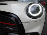 印象的な丸目のヘッドランプ、対向車にMINIだとアピールできます。
