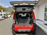 リヤシートは分割して倒すことができます。