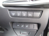 こちらのお車には先進安全装備が多数搭載されています。衝突被害を回避あるいは軽減するためのブレーキや、後方死角からの接近警報、車線逸脱を防止する警報装置など、詳しくはスタッフまでお尋ねください。