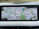 【純正ナビゲーション】BMWのナビゲーションは操作性も良く、詳細な地図情報と交通状況を見やすく表示し、快適なドライビングをサポートしながら目的地までナビゲートします。