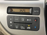【オートエアコン】一度お好みの温度に設定すれば、車内の温度を検知し風量や温度を自動で調整。暑い…寒い…と何度もスイッチ操作をする必要はありません。快適な車内空間には必須の機能ですね♪