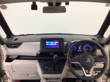 【前方視界】開放的な前方視界!運転がしやすく疲れにくいです♪窓が大きく、見通しがとっても良いおクルマですよ♪