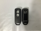 スマートキーを装備しています。鍵を差し込むことなくドアロックの開け閉めと、スタートボタン操作でのエンジンスタートができます。スペアキーも同じものを用意しております。