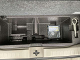 荷室下には工具類が入っています。