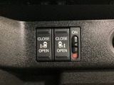 リアドアは乗り降りに便利な両側電動スライドドアです。また運転席に座っていながらスイッチ操作で自在にスライドドアを開け閉めできます。