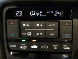 オートエアコンは左右席で独立温度コントロールが可能です。運転席はキンキンに冷やして助手席はマイルドにと言った設定が可能です☆暑さ寒さでケンカすることもなくなりますね♪