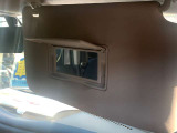 運転席のサンバイザーにはバニティーミラーを装備しています。
