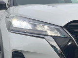 【LEDヘッドライト】悪天候や夜間走行時も良好な視界を確保し安心して運転できる高輝度LEDヘッドライトを装備!点灯速度が早く、消費電力も抑えられています。