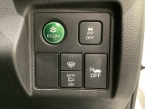 ハンドルの右側には安全装備のVSA(ABS+TCS+横滑り抑制)の解除スイッチなどがついています。燃費に役立つECONボタンもここです。