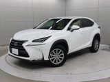 レクサスのコンパクトクロスオーバーSUV「NX」。三眼フルLEDヘッドランプやステアリングヒーターを装備した「NX300h  Iパッケージ」です。