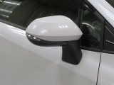 対向車や歩行者が認識しやすいサイドターンランプ付カラードドアミラー