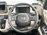 インテリアに合わせたデザインのステアリングは、運転される方のことも考え、運転しやすい形状、大きさです。是非一度、実際に触ってお確かめください。