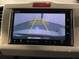 リバースギアに入れるだけで後方の表示へ切り替わります。夜間や雨の日の駐車も楽になりますよ。