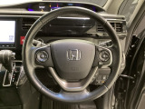 ハンドルにHondaセンシング系のクルーズコントロールやレーンキープアシストなどのスイッチと、オーディオの操作スイッチが装備されています。ハンドルから手を離さず安全に操作できます。