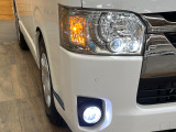 【LEDヘッドライト】悪天候や夜間走行時も良好な視界を確保し安心して運転できる高輝度LEDヘッドライトを装備!点灯速度が早く、消費電力も抑えられています。