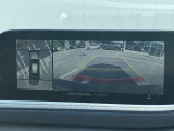 360°ビューモニターでは、両サイドとフロント、バックカメラの合成で、あたかも上空から見下ろした様に周囲を確認して頂けます。駐車場だけでなく、T字路等でも活躍のアイテムです!