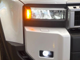 【三眼LEDヘッドライト】スタイリッシュな見た目の三眼LEDヘッドライトを装備♪スタイルだけでなく、夜間の走行も視界良好で安心してお乗りいただけます。