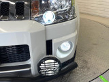 【LEDヘッドライト】悪天候や夜間走行時も良好な視界を確保し安心して運転できる高輝度LEDヘッドライトを装備!点灯速度が早く、消費電力も抑えられています。