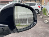 走行中にリアバンパーに組み込まれたセンサーが、ドライバーから死角になる左右後方の車両や、追い越し車線上を急接近してくる車両を認識し、点灯させドライバーに警告します。