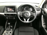 【運転席インテリアデザイン】左右対称のインテリアデザインでドライバーを包み込み運転に集中できるように設計されています。