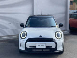 フロントマスクはどこからみてもMINIとわかるスタイルです