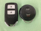 スマートキーを装備しています。鍵を差し込むことなくドアロックの開け閉めと、スタートボタン操作でのエンジンスタートができます。加えて、純正リモコンエンジンスターター用の操作キーもついています。