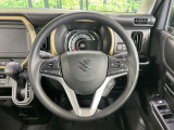 インテリアに合わせたデザインのステアリングは、運転される方のことも考え、運転しやすい形状、大きさです。是非一度、実際に触ってお確かめください。