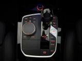 【シフトノブ】BMWの高性能オートマチックは、ATセレクトレバーを左側に倒すことで、通常の「D」から「S」(スポーツ)または「M」(マニュアル)へと切り替えが可能です。