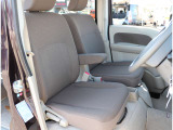 使いやすく安全な操作性と、良好な視界を実現した運転席!