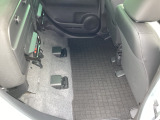 座面を跳ね上げれば、後席が背の高い空間に。駐車場などで後ろが狭く、テールゲートが開けられない時に、横から積みやすい「もうひとつの荷室」になるなど、アイデア次第で使い方が広がります。