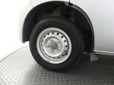 かっこいいホイールですね。 車のイメージを大きく左右するホイール部分はコダワリを持ちたいですね。
