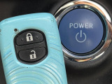 【スマートキー】カバンやポケットに入れたままでもドアの施錠・解錠が可能なスマートキーを装備。エンジンのオン・オフ時もカギを取り出す必要が無いからとっても便利です♪