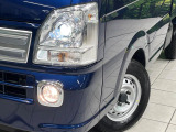 【LEDヘッドライト】悪天候や夜間走行時も良好な視界を確保し安心して運転できる高輝度LEDヘッドライトを装備!点灯速度が早く、消費電力も抑えられています。