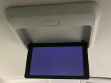 【フリップダウンモニター】大画面モニターで後席でもエンタメをお楽しみいただけます。小さなお子様にも大人気の装備です♪