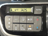 【オートエアコン】一度お好みの温度に設定すれば、車内の温度を検知し風量や温度を自動で調整。暑い…寒い…と何度もスイッチ操作をする必要はありません。快適な車内空間には必須の機能ですね♪
