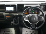 運転にかかわる様々な操作を安全に行えるように視点移動が少なく、操作性に配慮されたスイッチ類が凝縮されたコクピットです。