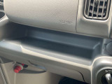 助手席前のダッシュボードに小物スペースがありますので財布や携帯電話を置いたりととても便利です!!