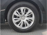 【ホイールキャップ】車に良く似合う純正ホイールキャップが装備されています。各種Aftermarketアルミホイールや、スタッドレスタイヤも取扱いしております。是非ご相談ください。
