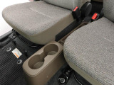 カップホルダーは運転席や助手席からちょうど手の届く位置です!!