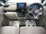 運転にかかわる様々な操作を安全に行えるように視点移動が少なく、操作性に配慮されたスイッチ類が凝縮されたコクピットです。