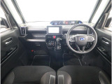 ■視界良好で運転しやすいコックピットです。シンプルで操作性の良いインパネ回りにデザインされ、SUBARUは安全性能に徹底的にまでこだわった視界設計を行っています。ベンチシートですので移動も楽々です。