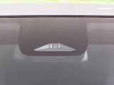 【トヨタセーフティセンス】走行中に前方の車両等を認識し、衝突しそうな時は警報とブレーキで衝突回避と被害軽減をアシスト。より安全にドライブをお楽しみいただけます。